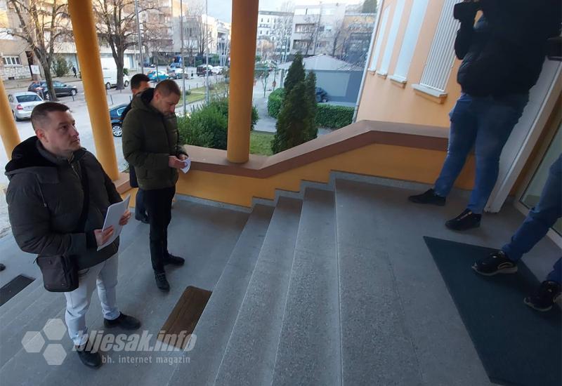 Anić i Vuković ispred zgrade Vlade HNŽ-a - Sindikati ušli u Vladu...pa izašli